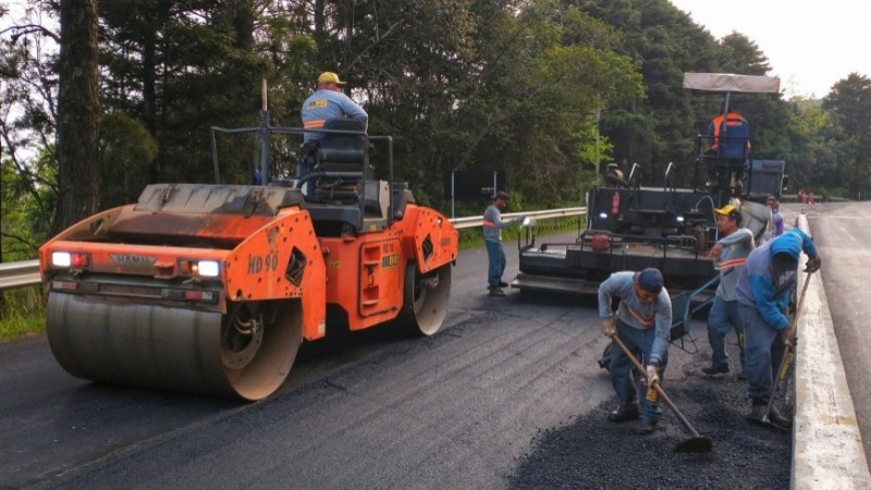 Na foto, obras em estradas