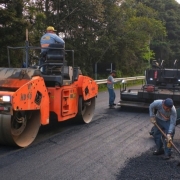 Na foto, obras em estradas