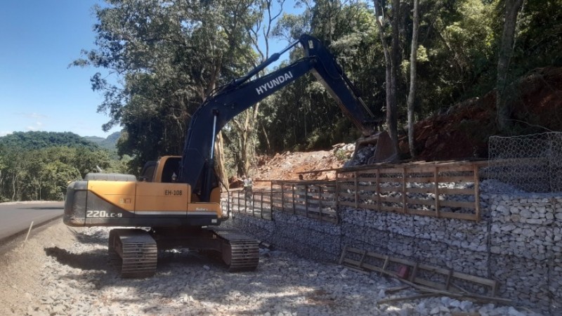 Na foto, obras em rodovia. 