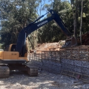 Na foto, obras em rodovia. 