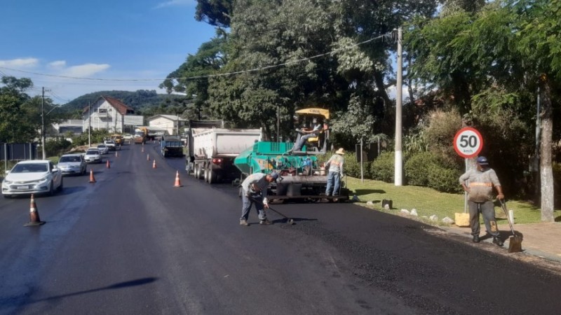 Na foto, obras em rodovias.