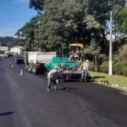 Na foto, obras em rodovias.