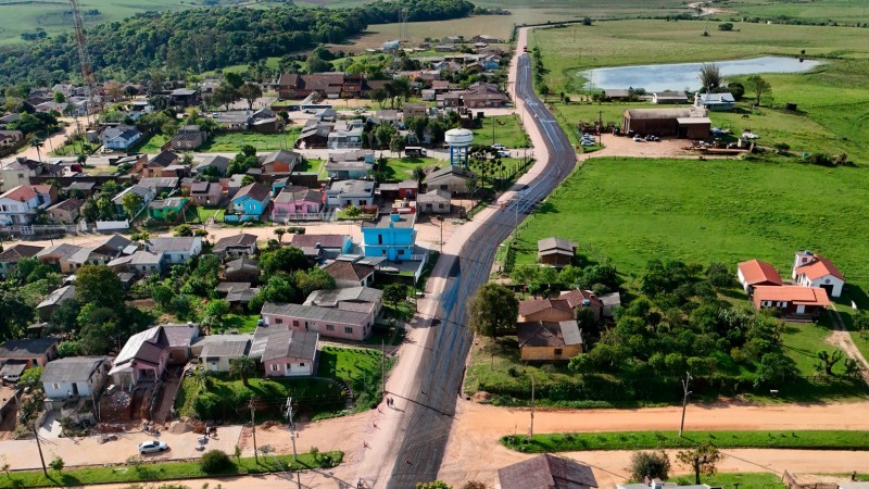 Foto mostra obra em acesso municipal em Amaral Ferrador