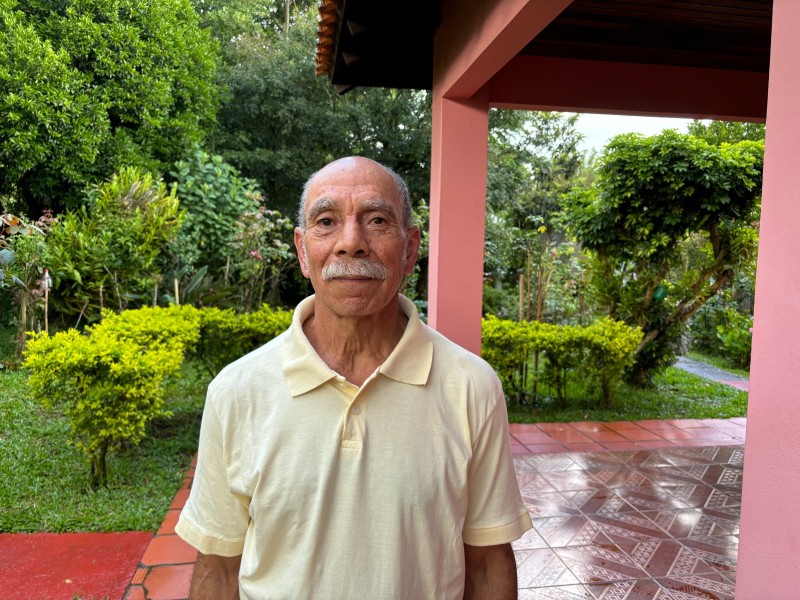 Foto de José Marcírio, morador da cidade de São Martinho, no Rio Grande do Sul. Um senhor de cabelos e bigode brancos, que veste uma camisa polo amarela.