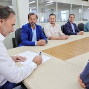 Secretário de logística e transportes, Juvir Costella, assina ordem de início da obra na rodovia Miguel Arlindo Câmara, em Candiota. Na mesa com ele estão os demais representantes do projeto.