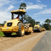Na foto, máquinas na pista