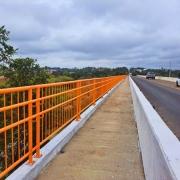 Na foto, a calçada de passeio da ERS-130