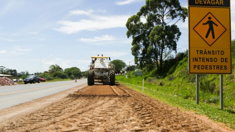 Na foto, obras em rodovias. 