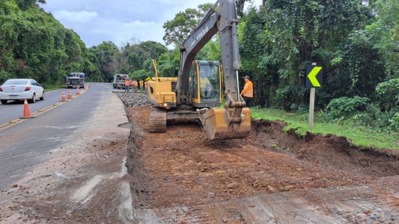 Na foto, obras em rodovia.
