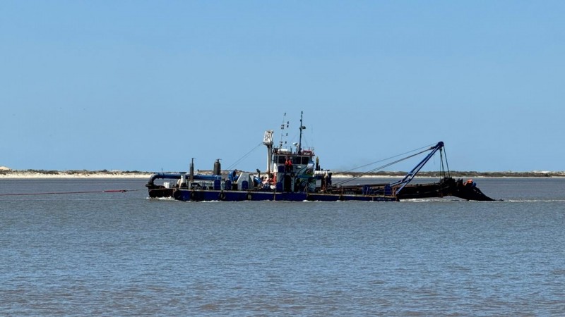 Barco de dragagem no rio.