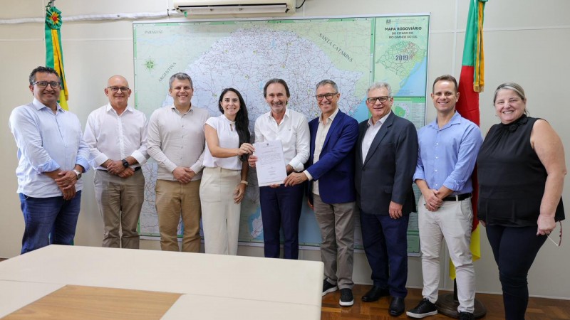 Prefeito e representantes de empresas de Sarandi participaram de ato de assinatura de in&iacute;cio de obra do PIAA, na sede da Selt, em Porto Alegre.