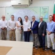 Prefeito e representantes de empresas de Sarandi participaram de ato de assinatura de in&iacute;cio de obra do PIAA, na sede da Selt, em Porto Alegre.