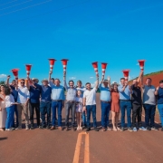 Gabriel e autoridades estadjuais e locais inauguraram o acesso asf&aacute;ltico de 18 quil&ocirc;metros.