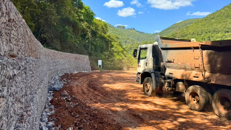Os trabalhos incluem execu&ccedil;&atilde;o de 19 conten&ccedil;&otilde;es e implanta&ccedil;&atilde;o de dispositivos de drenagem.